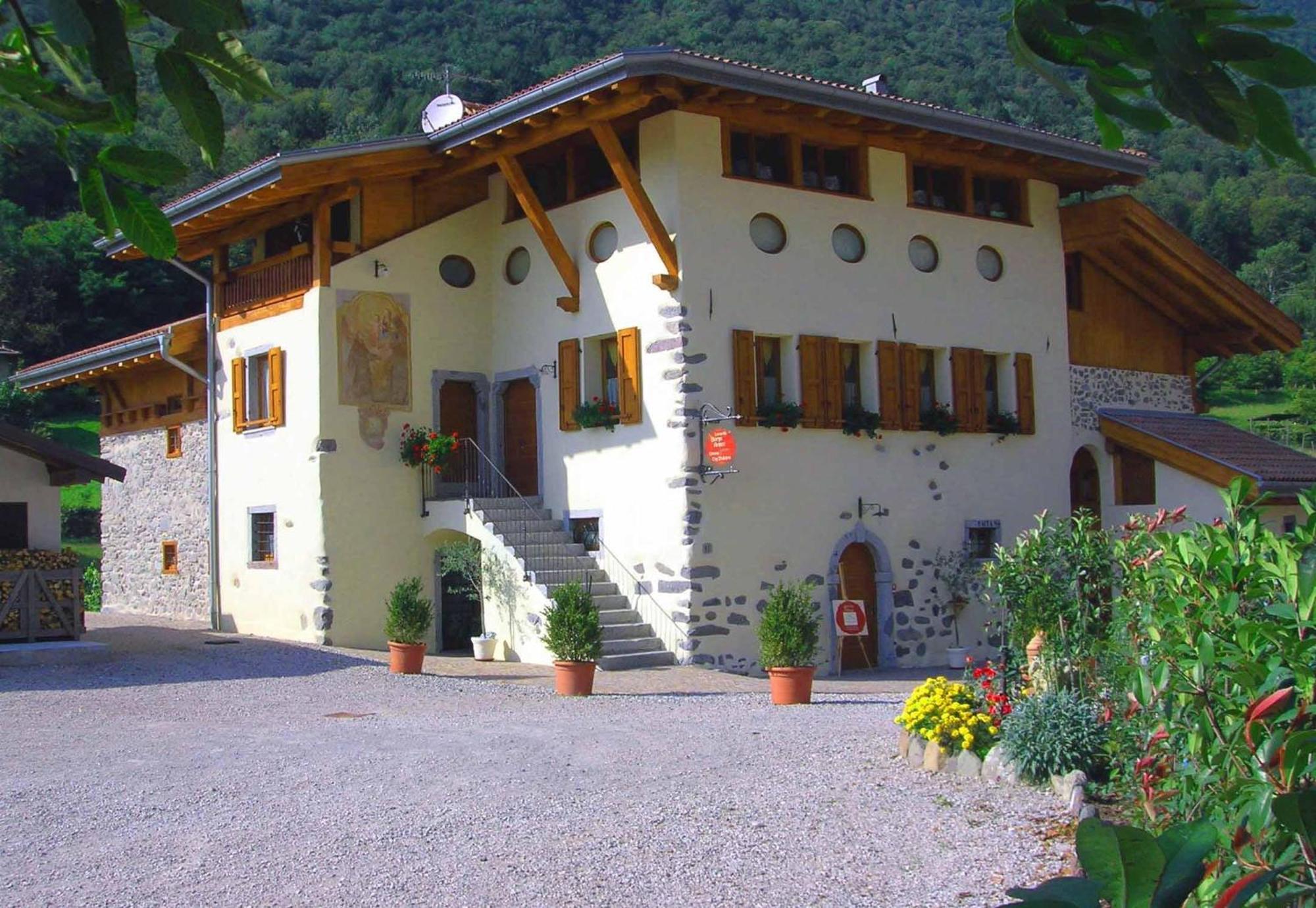 Locanda Borgo Chiese Castel Condino Exteriör bild